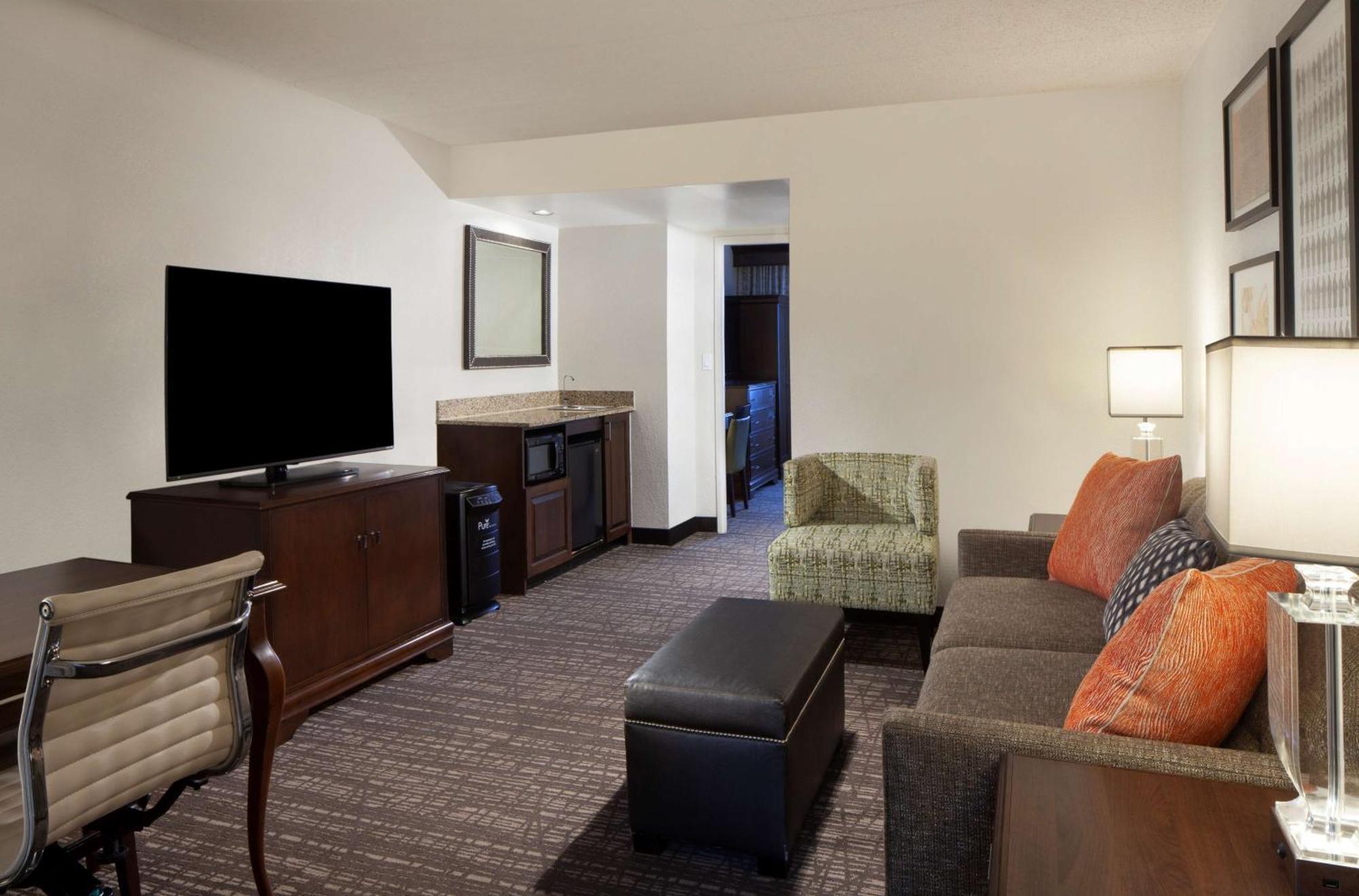 Hotel Embassy By Hilton Airport 4*