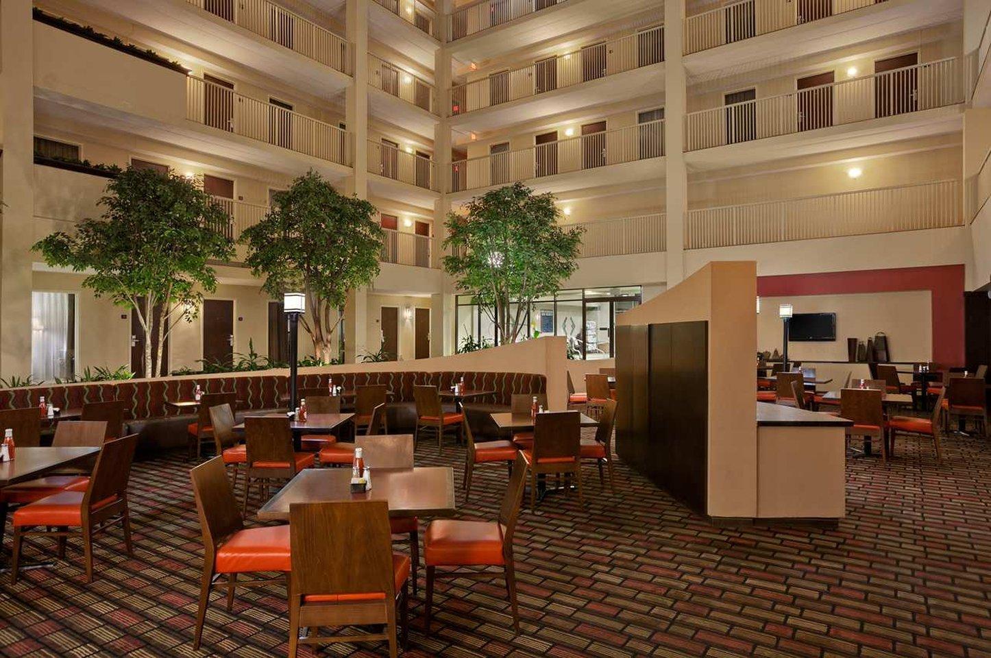Hotel Embassy By Hilton Airport 4*